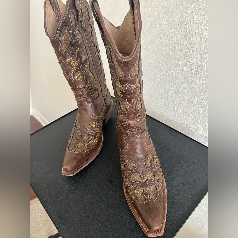 Corral snake skin pattern leather women’s cowboy boots size 9medium